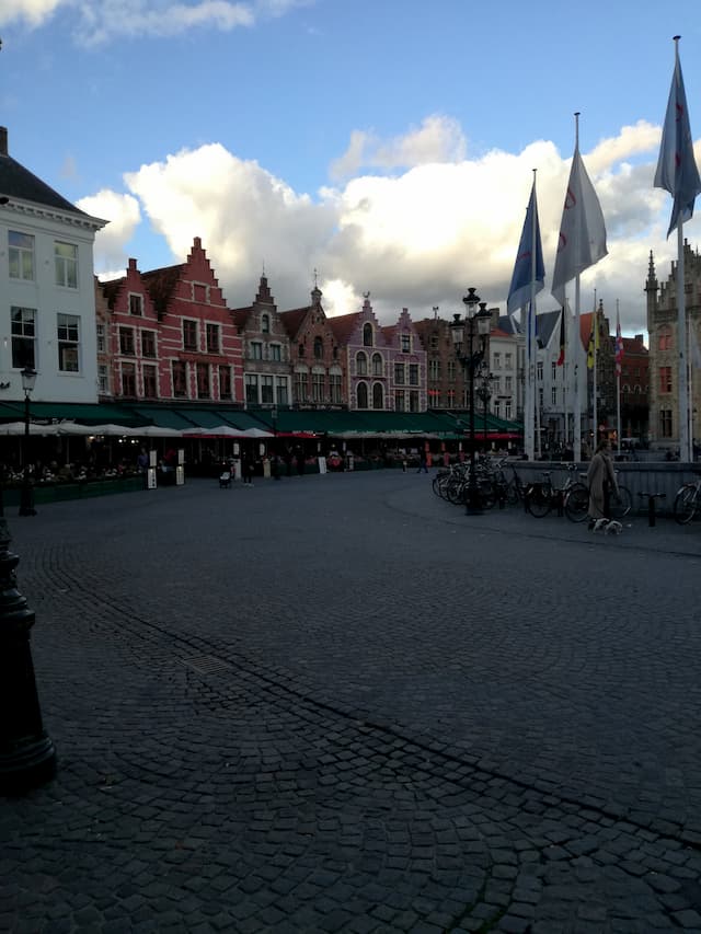 Cosa fare a Bruges in un giorno: visitare la piazza del mercato
