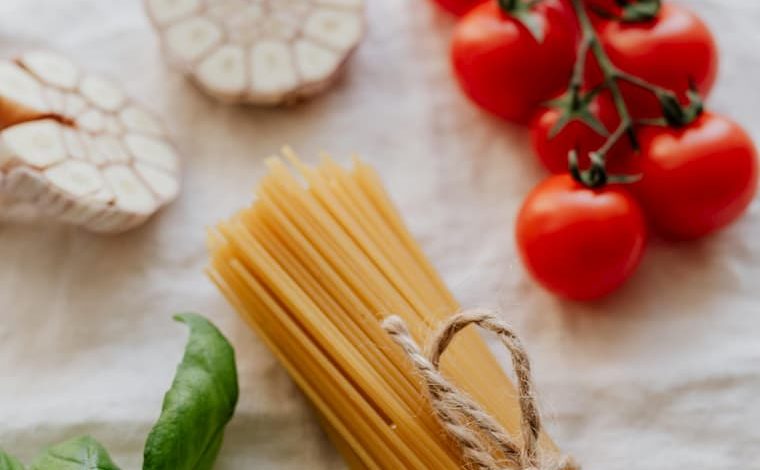 gli ingredienti base della pasta con l'aglio al forno